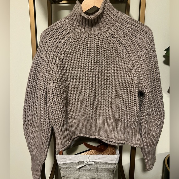 H&M Sweaters - NWT Perfect chunky fall sweater! Size Small but extra room
